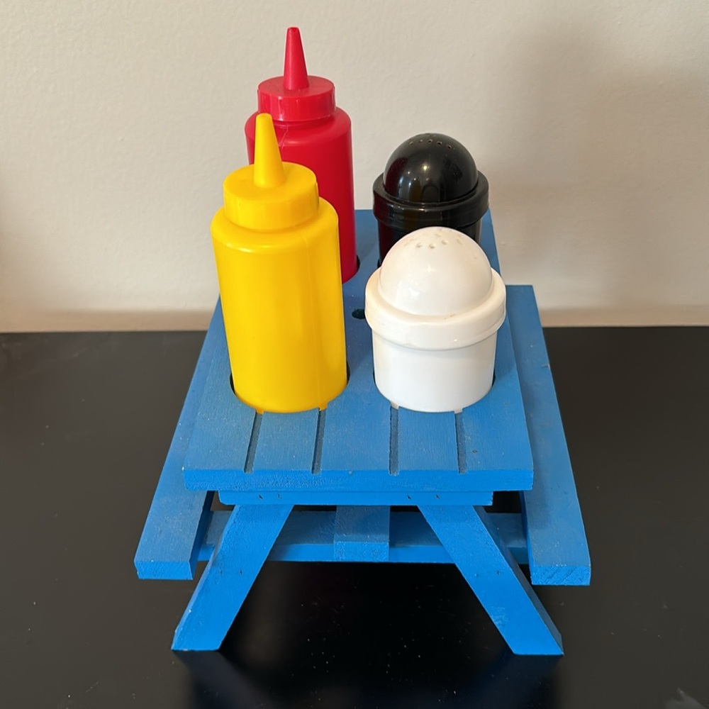 Decorative salt/pepper and ketchup/mustard picnic table - Picture 2 of 8